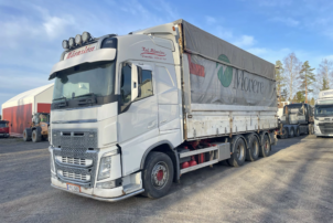 Volvo FH 540 8x4/4-4300 Taittokapelli nosturilla