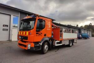 Volvo FL 240 Avolava kuorma-auto Ferrarin nosturilla
