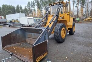 Volvo BM L70 pyöräkuormaaja siipilumikauhalla