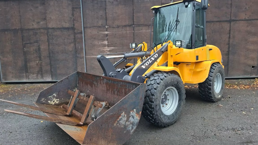 Huutokauppa: 2 Volvon kuormaajaa