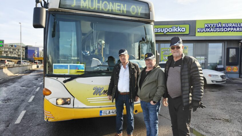 Maatori mukana lahjoittamassa bussia Ukrainaan