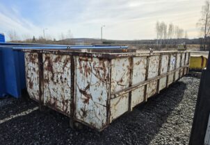 Kami laidalla oleva vaijerilava