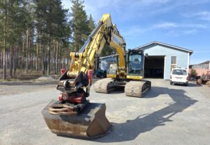 New Holland E 175 C Metsäalustalla