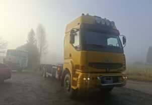 Sisu E 12 440 8x4 metsäkoneritilällä