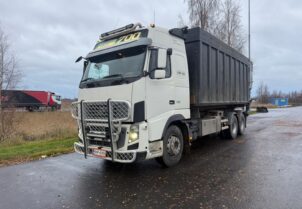 Volvo FH16 6x4 koukkuauto nosturilla ja romukouralla